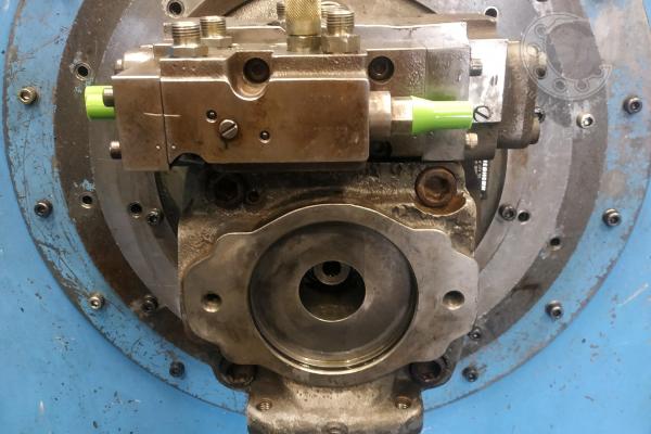 LIEBHERR POMPA GŁÓWNA  KOPARKI  LPV150 - MAŁA FLANSZA - Z WYJ. NA ZĘBAT